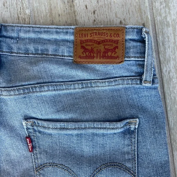 Levi's High Rise Skinny Distressed Jeans - Picture 5 of 5